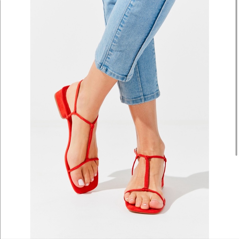 Urban Outfitters BLACK Chloe T strap Sandals